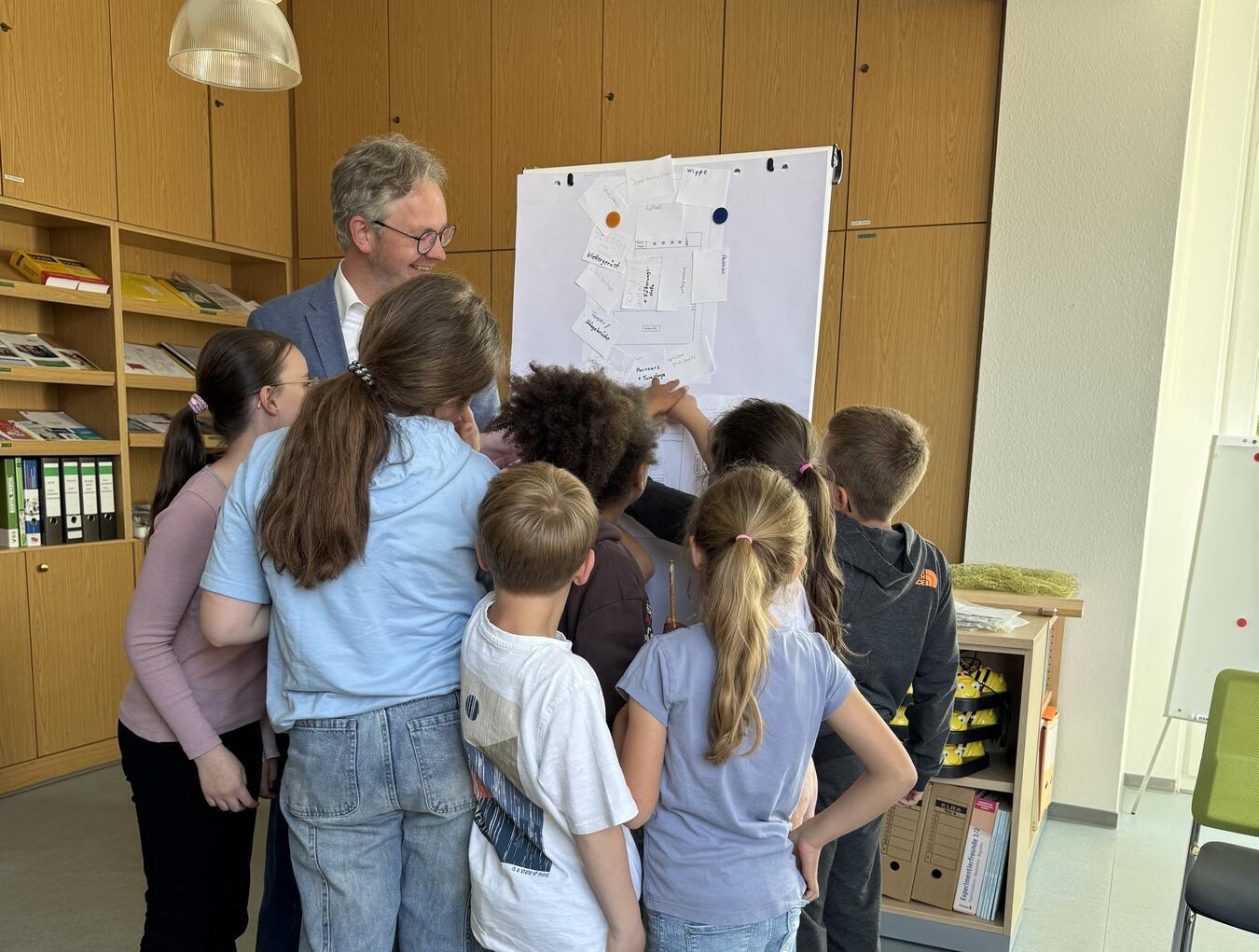 "Schüler präsentieren kreative Ideen Bürgermeister Paul Hoene, Gemeinde Wachtendonk."