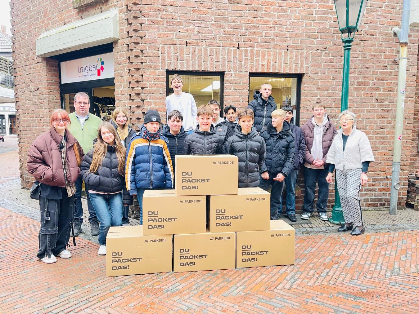 Die Schüler übergeben die Spenden dem Second-Hand-Laden „tragbar“. Foto: Sekundarschule Straelen
