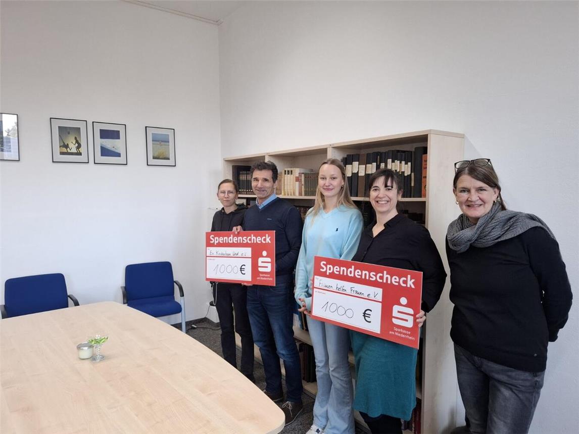 Die Schüler überreichten ihre Spendenschecks an Vertreter der Organisationen. Foto: privat