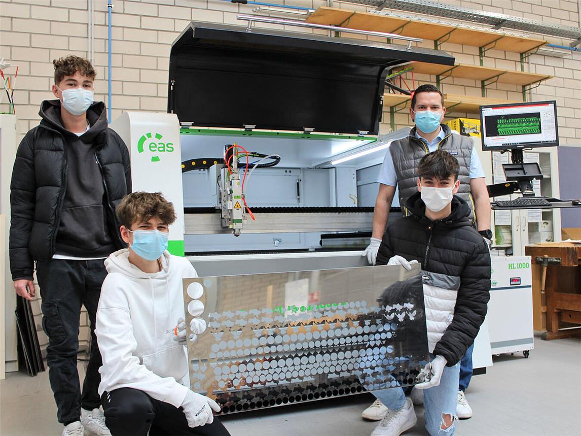 Die Schüler um Lehrer Heiko Keysers (r.) stellen die Anstecker mit dem Lasercutter her.NN- Foto: T. Langer