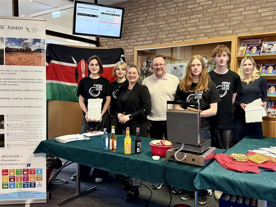 Die Schüler verkaufen unter anderem Waffeln, um sich ihre Reise zu finanzieren. Auch die Stadt und die Volksbank unterstützen mit einer Spende. NN-Foto: SP