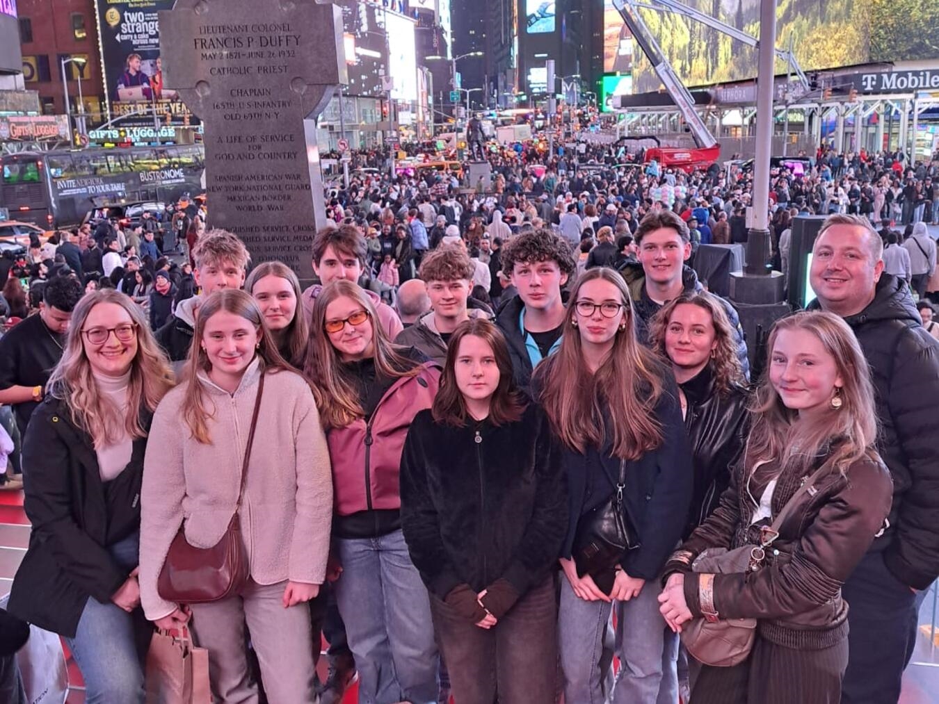 Schülergruppe des KvGG am Times Square, New York, bei Nacht. Foto: privat.