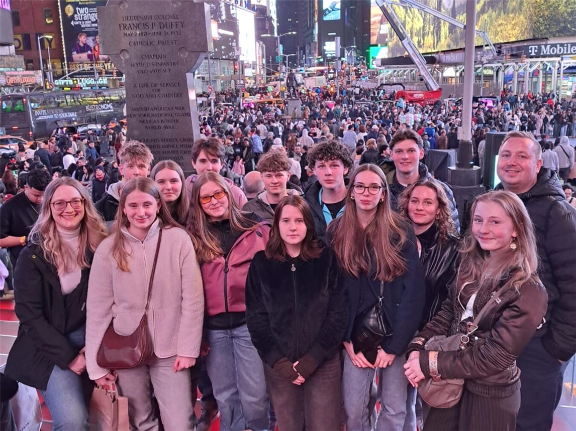 Schülergruppe des KvGG am Times Square, New York, bei Nacht. Foto: privat.