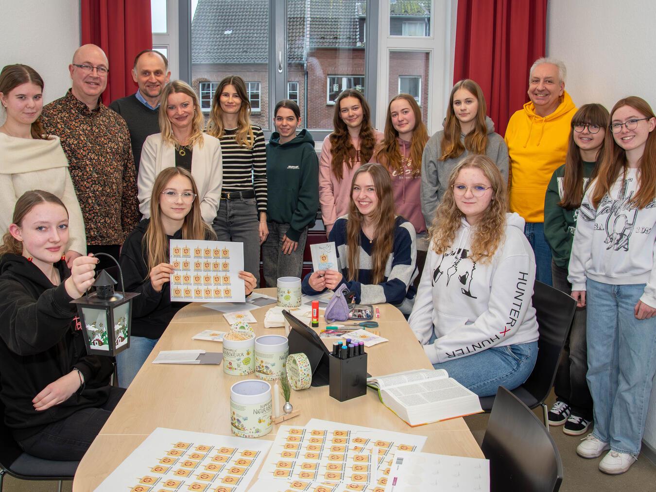 Die Schülerinnen der Marienschule haben, unterstützt durch einige Lehrer, den ökumenischen Friedenslicht-Gottesdienst vorbereitet. Foto: Bischöfliche Pressestelle / Christian Breuer