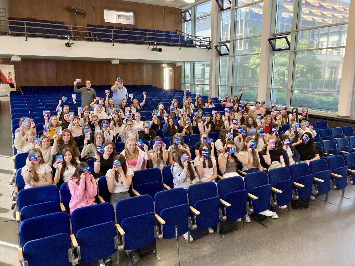 Die Schülerinnen der neunten Klasse an der Liebfrauenschule Geldern, Bischöfliche Realschule für Mädchen, haben sich am Berufsorientierungstag mit dem Thema Ausbildung beschäftigt.Foto: Michael Möller