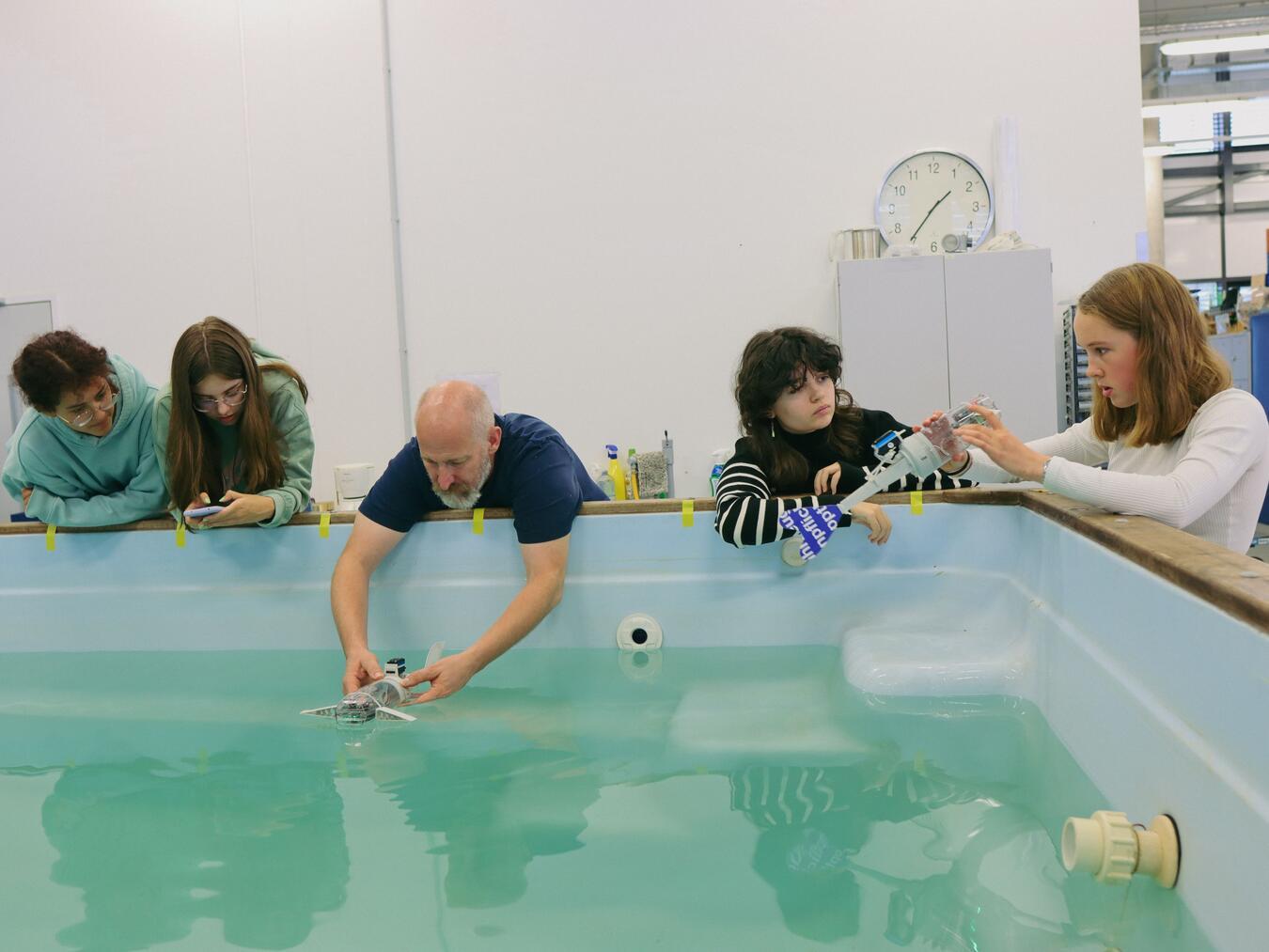 Die Schülerinnen sind eingeladen, selbst zu experimentieren, zu löten, zu rechnen und zu programmieren. Foto: HSRW/Doris Gerland