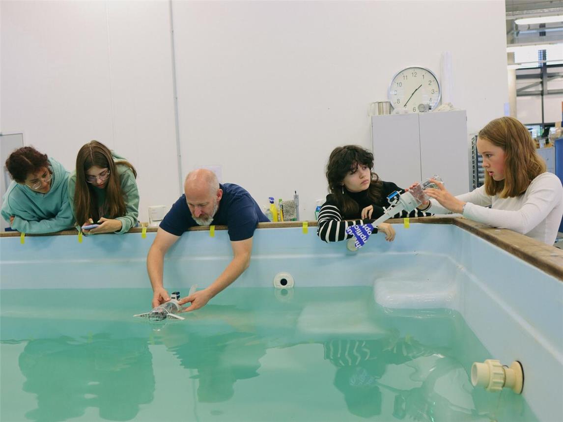 Die Schülerinnen sind eingeladen, selbst zu experimentieren, zu löten, zu rechnen und zu programmieren. Foto: HSRW/Doris Gerland
