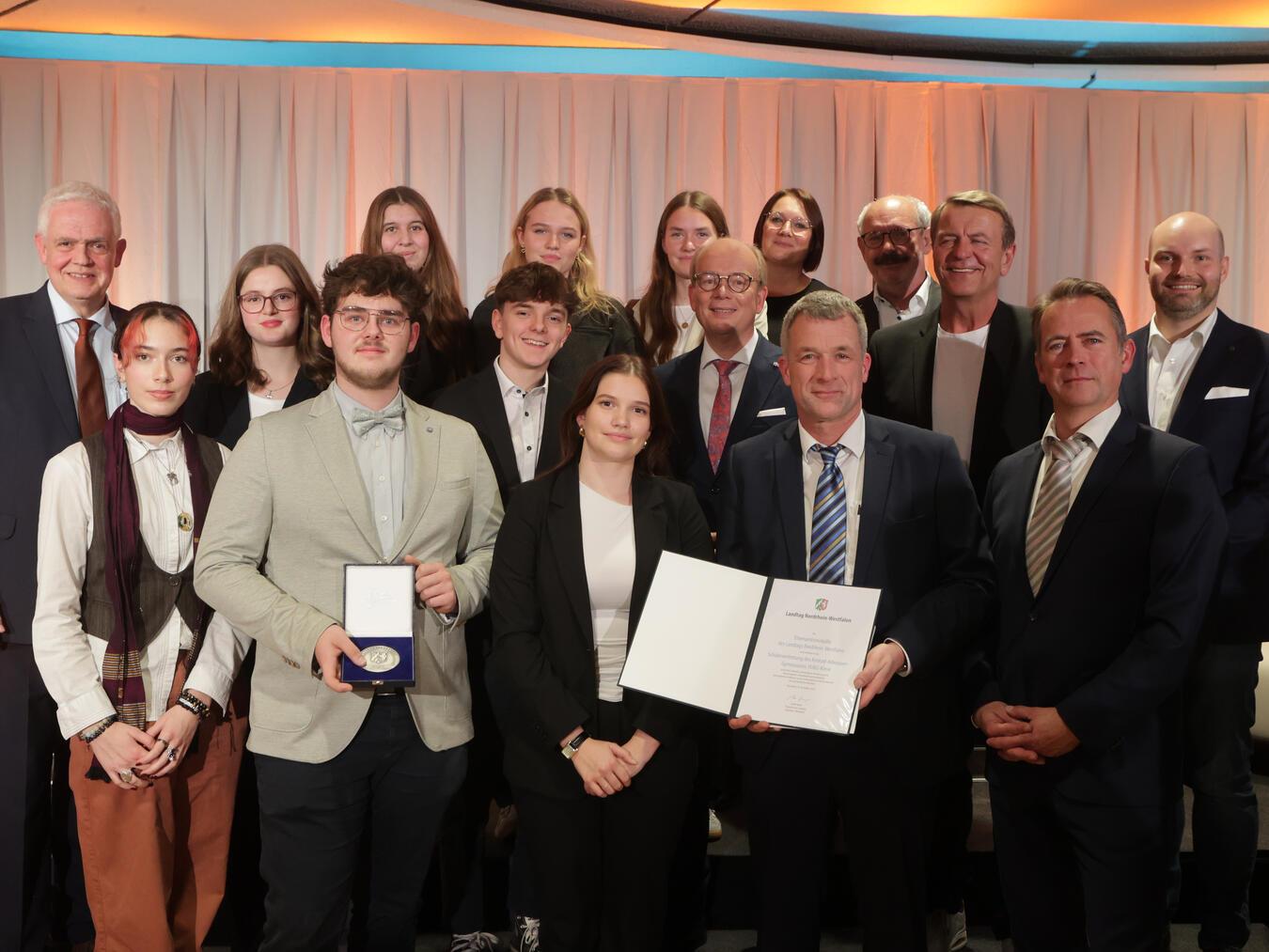 Die Schülervertretung des Konrad-Adenauer-Gymnasiums Kleve wurde jetzt stellvertretend für die ganze Schülerschaft für herausragendes, ehrenamtliches Engagement vom Landtagspräsidenten des Landes NRW, Andre Kuper, mit der Ehrenamtsmedaille des Landtages NRW ausgezeichnet. Foto: Bernd Schaelte/ Landtag NRW