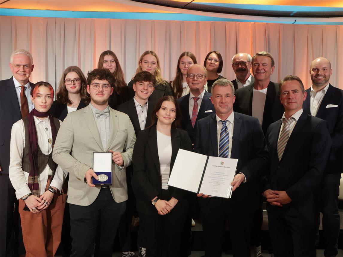 Die Schülervertretung des Konrad-Adenauer-Gymnasiums Kleve wurde jetzt stellvertretend für die ganze Schülerschaft für herausragendes, ehrenamtliches Engagement vom Landtagspräsidenten des Landes NRW, Andre Kuper, mit der Ehrenamtsmedaille des Landtages NRW ausgezeichnet. Foto: Bernd Schaelte/ Landtag NRW