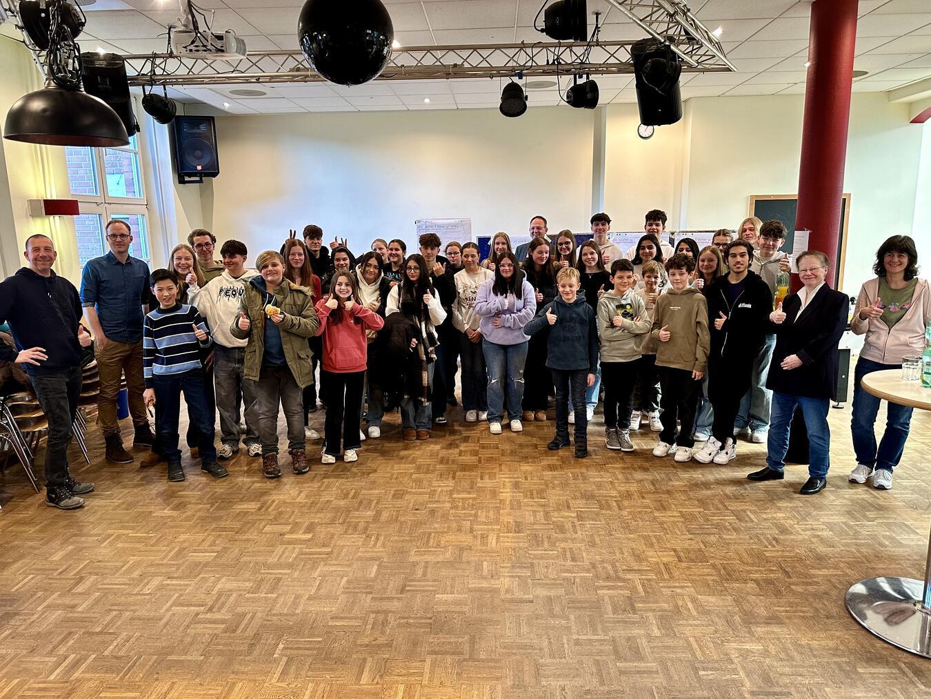 Die Schülervertretungen der fünf weiterführenden Schulen kamen auf Einladung der Stadt Geldern zu einem ersten Netzwerktreffen im Jugendzentrum „check point“ zusammen. Begrüßt wurden sie von Gelderns stellvertretender Bürgermeisterin Ulrike Michel (2.v.r.) und Gelderns Beigeordnetem Markus Grönheim.Foto: Stadt Geldern/Terhorst