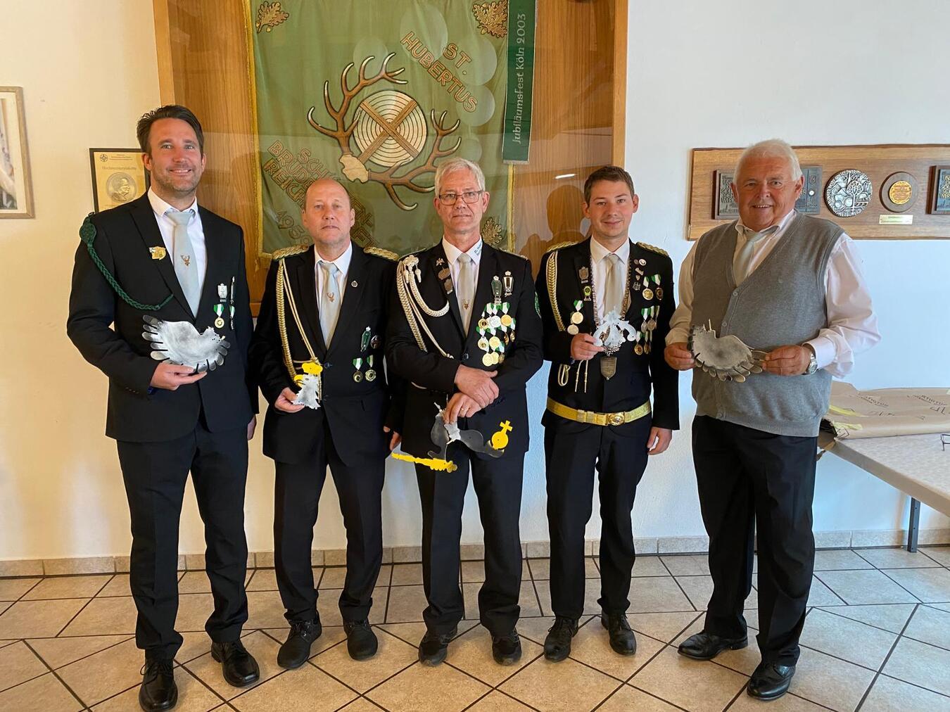 Die Schützen haben nicht nur einen neuen König, sondern auch einen neuen Schützenkaiser (v.l.): Manuel Thiele, Andy Reichel, Kaiser Michael Ramakers, Gerome Ramakers und Hubert Hendriok.