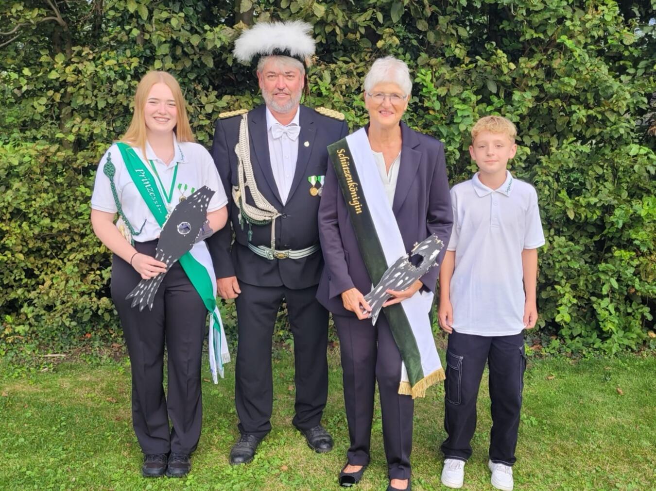 Die Schützen stehen am Sonntag im Mittelpunkt: Ortsvorsteherin Maria VII. (Verweyen) und Prinzegemahl Heinz-Theo I. (Biermann) werden proklamiert, ebenso Prinzessin Riccarda de Jong und Schülerprinz Michael Konefall. Die Damen tragen erstmals die neuen Schärpe, die den Lorbeerkranz abgelöst haben. Foto: Schützen