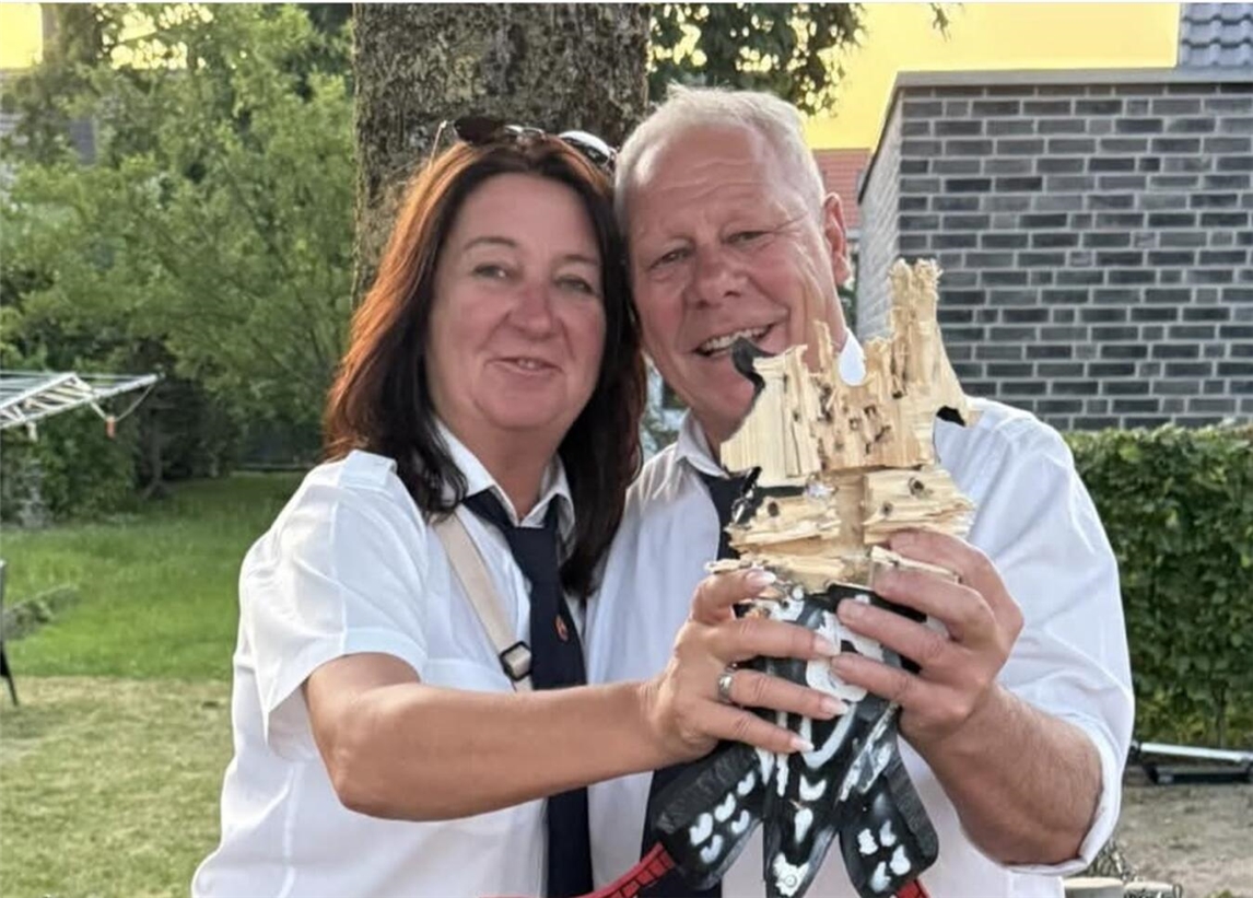 "Schützenverein sucht neuen König, Nachfolger von Andreas (Holli) van de Meulenreek und Königin Anja, Till-Moyland 1908"