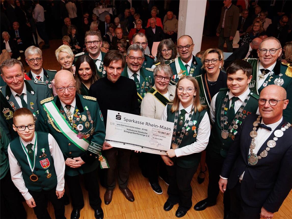 Die Schützen überreichen einen großen Scheck an den Volksbund Deutscher Kriegsgräberfürsorge. Foto: Stadt Emmerich/Axel Breuer