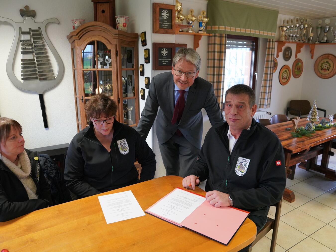 Die Schützenbruderschaft und die Firma Hülskens unterzeichneten beide den Vertrag. Foto: privat