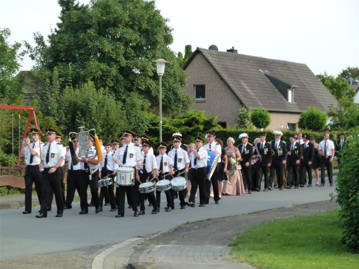 "Schützenfamilie jubelt beim Festwochenende in traditioneller Tracht, Foto von privat"