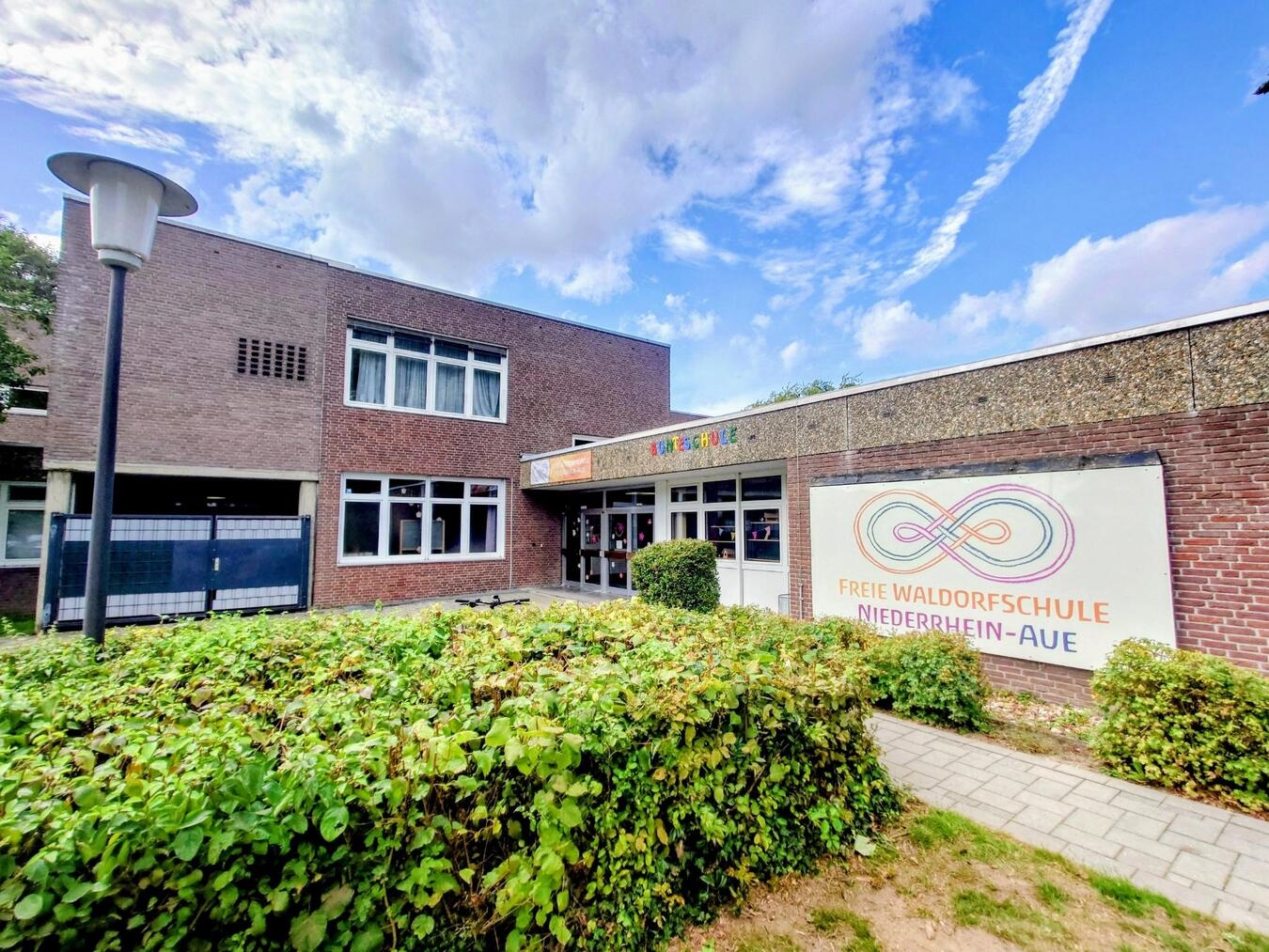 "Freie Waldorfschule Niederrhein-Aue, Gebäudeansicht Meursfeldstraße 8, Schuleingang"