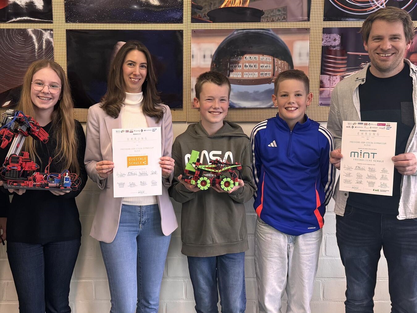 Die Schule wurde im Rahmen der Initiative „MINT Zukunft schaffen!“ erneut gleich doppelt geehrt. Foto: Stein-Gymnasium