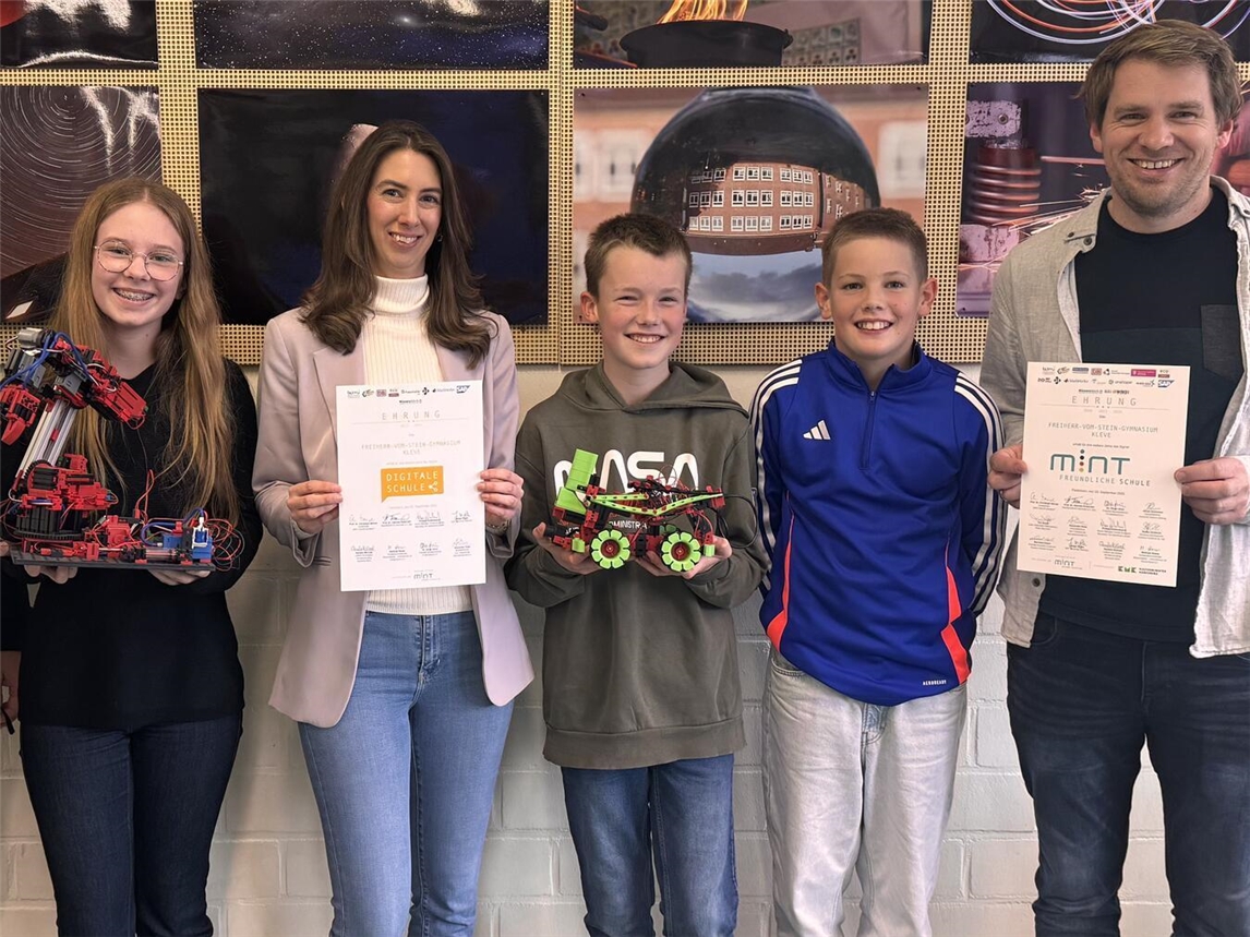 Die Schule wurde im Rahmen der Initiative „MINT Zukunft schaffen!“ erneut gleich doppelt geehrt. Foto: Stein-Gymnasium