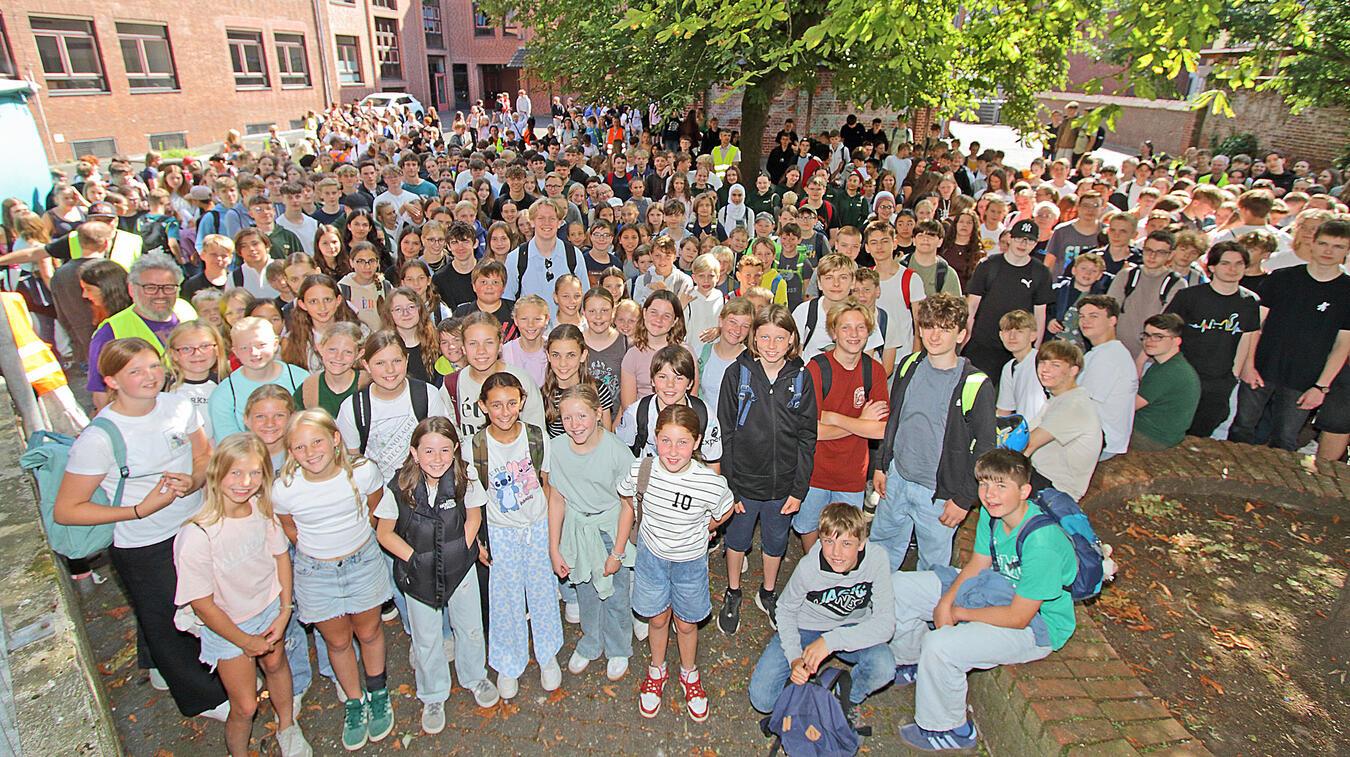Die Schulgemeinschaft des Friedrich-Spee-Gymnasiums machte sich emotional und symbolisch auf den Weg. NN-Foto: Theo Leie