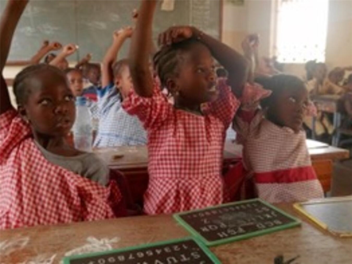 Die Schulkinder in Guinea melden sich im Unterricht. Foto: privat