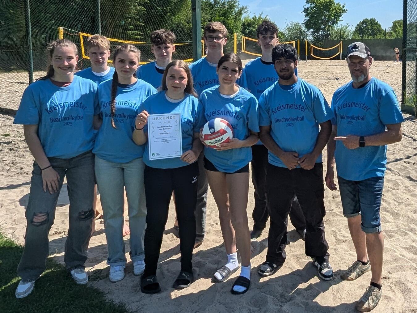 Beachvolleyballturnier der Schulen im Kreis Kleve Die Schulkreismeister im Beachvolleyball vom Städtischen Gymnasium Goch. Foto: SVB