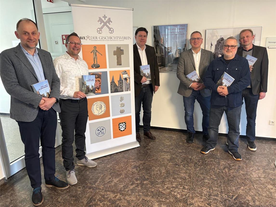 Die Schulleiter nahmen das Buch „80 Jahre Xanten“ unter anderem von Ralph Trost (2.v.r.) entgegen. Foto: Stadt Xanten