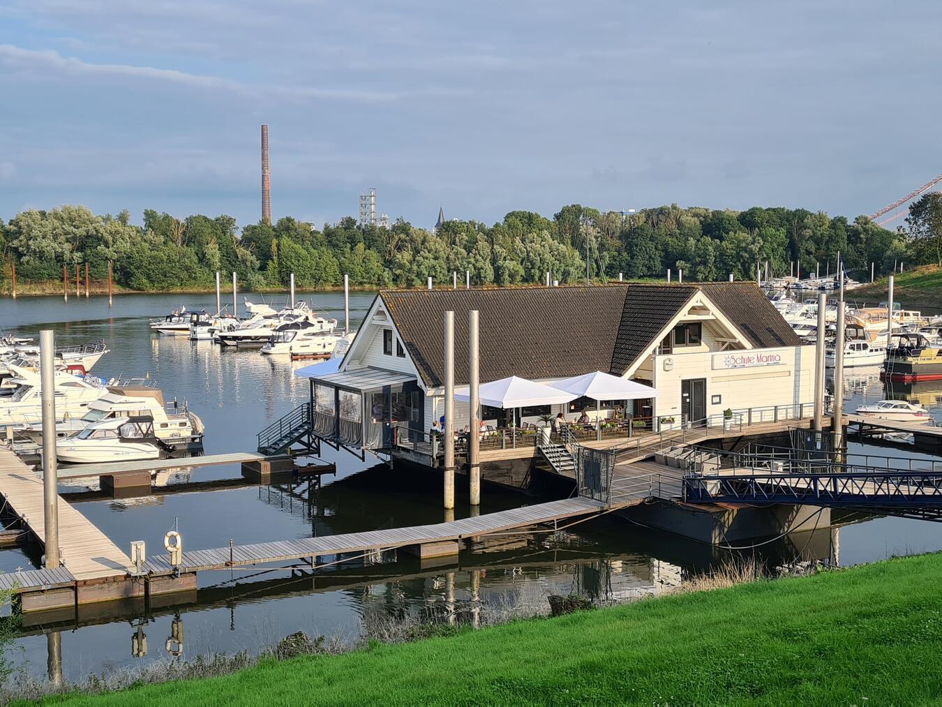 Freie Wähler für Ausbau des Yachthafens in Emmerich Die Schute Marina rundet im Yachthafen Emmerich laut der FWE „das Wasserpaket ab“. Foto: privat