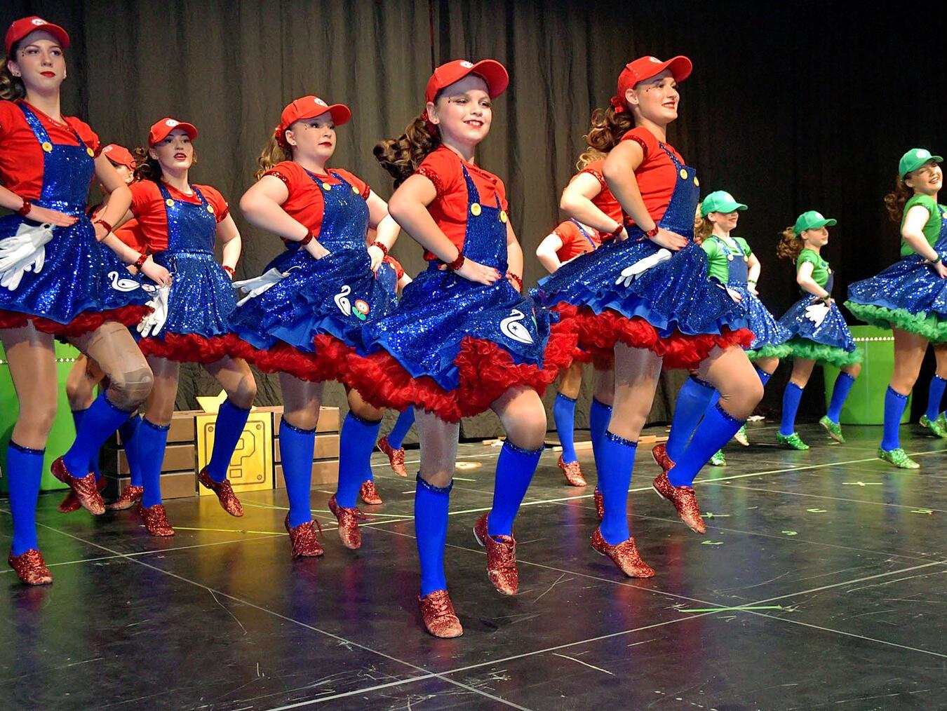 Die Schwanenfünkchen zeigen einen Showtanz im Super Mario-Style. NN-Foto: Rüdiger Dehnen