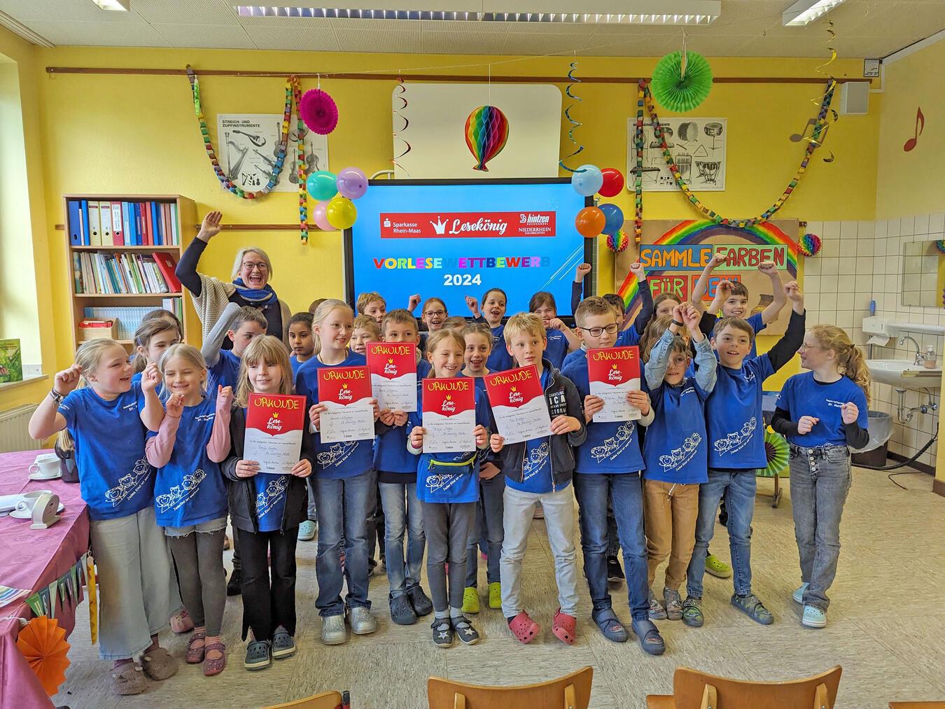 Die sechs mutigen Vorleser und ihre Mitschüler im liebevoll geschmückten „Lesezimmer“. NN-Foto: vs