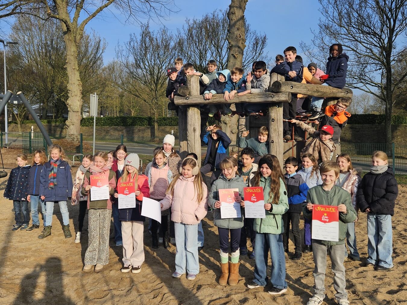 Die sechs Vorleser lassen sich von ihren Klassenkameraden gebührend feiern, mittendrin Emily (mit Urkunde, 2.v.r.), die neue Lesekönigin. NN-Foto: vs