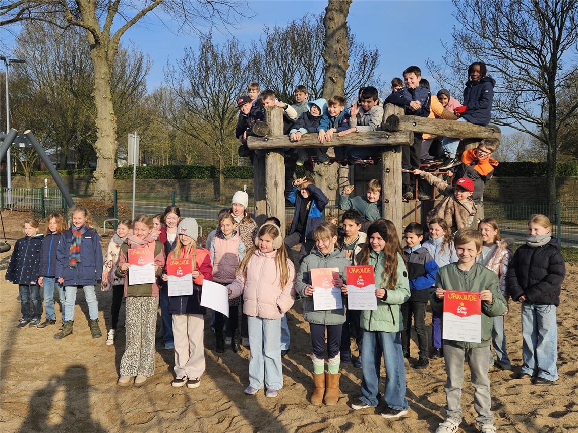 Die sechs Vorleser lassen sich von ihren Klassenkameraden gebührend feiern, mittendrin Emily (mit Urkunde, 2.v.r.), die neue Lesekönigin. NN-Foto: vs