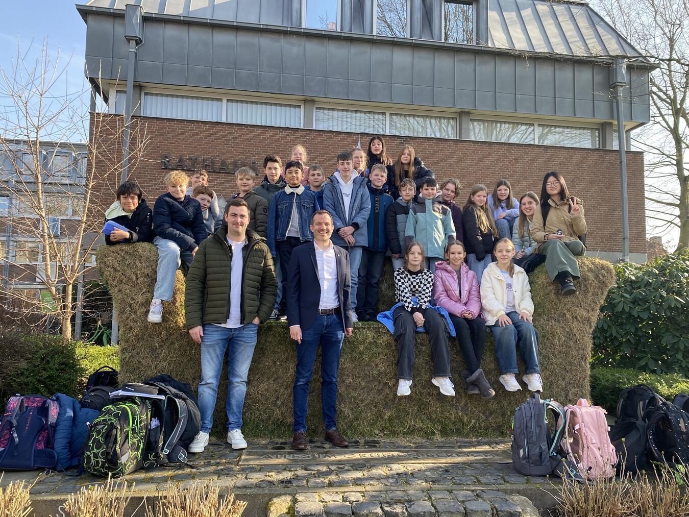 Die sechsten Klassen des Städtischen Gymnasiums Straelen besuchten die Stadtverwaltung. Fotos: Stadt Straelen