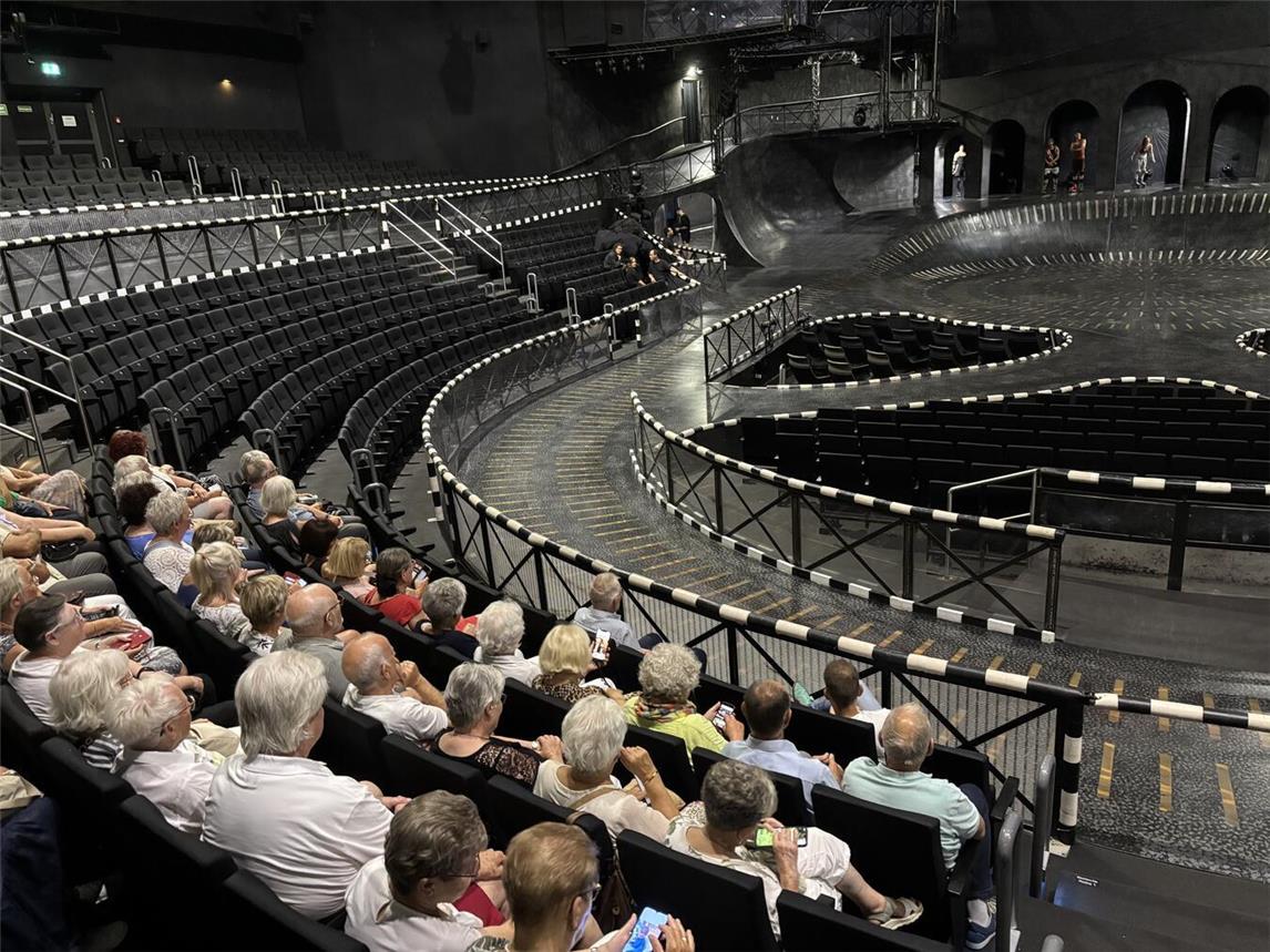 Die Senioren aus Weeze durften dem routinemäßigen „Skate Warm Up“ der 28 Darsteller beiwohnen. Foto: Gemeinde Weeze