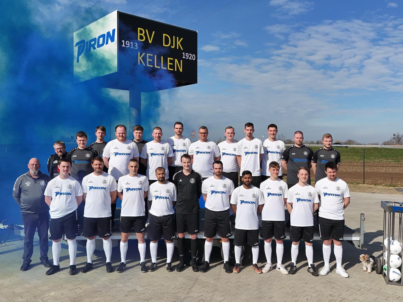Eine starke Partnerschaft Die Seniorenmannschaft des Vereins freut sich über einen kompletten Trikotsatz, neue Spielbälle und einen Ballwagen. Foto: Piron