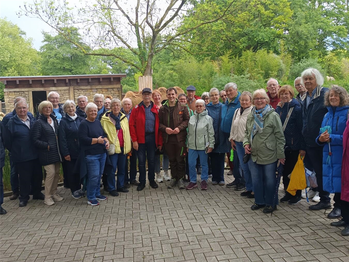 "SeniorenUnion CDU Kleve beim Rundgang im Klever Tiergarten, Mitglieder genießen Natur und Gemeinschaft."