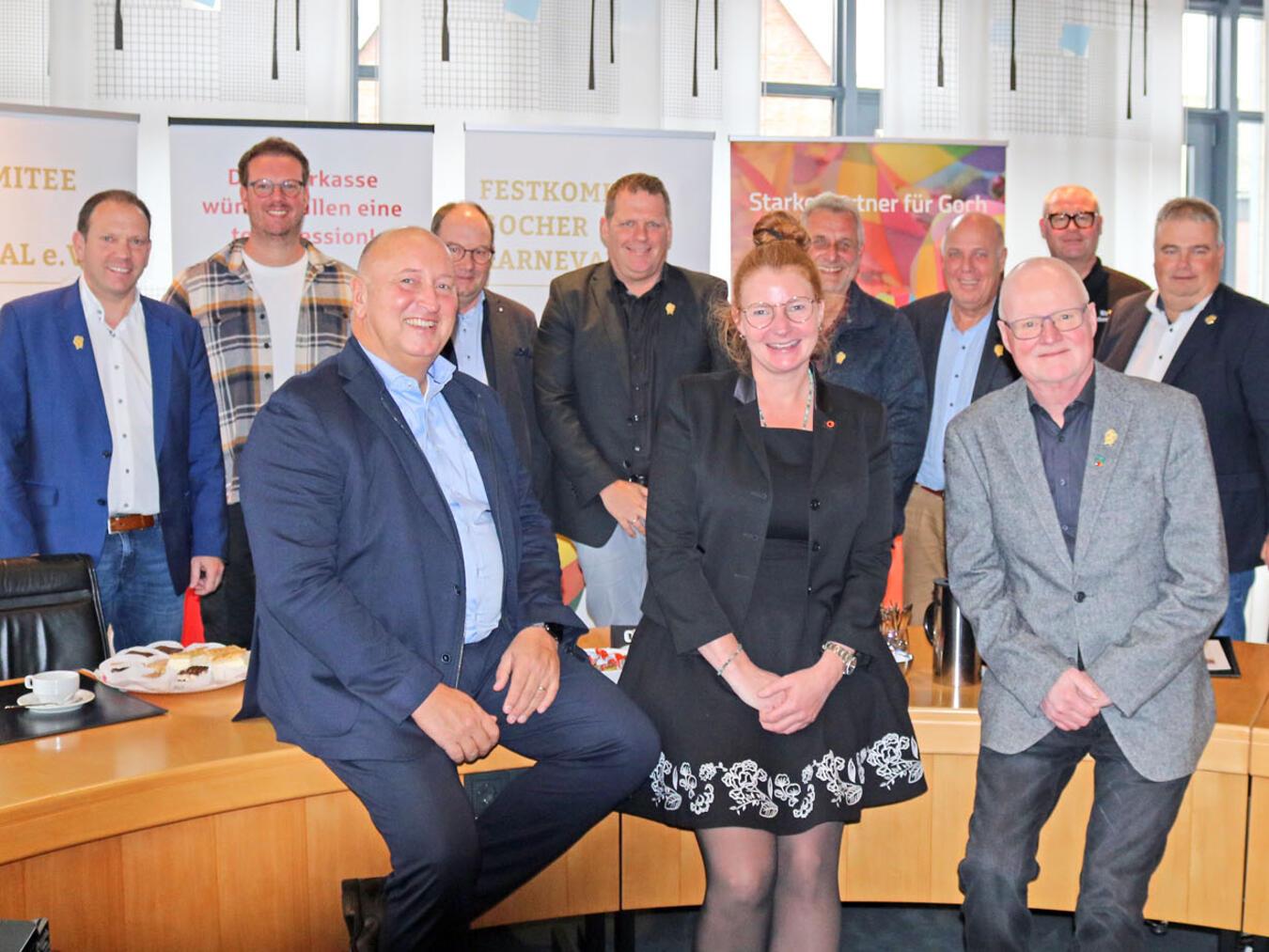 Die Session weckt Vorfreude bei (hinten, v.l.) Christian Pennekamp (RZK-Pressesprecher), Bernd Dicks (conx-Geschäftsführer), AndreasMeder (Vorstand Sparkasse Rhein-Maas), Alexander van den Kamp (RZK-Schatzmeister), Ralf Hoffmann und Heinz Arntz (RZK-Geschäftsführer), Christian Kusenberg (Edeka Kusenberg) und André van den Boom (Gofa) sowie (vorne, v.l.) Thomas Müller (Vorstand Sparkasse Rhein-Maas), Kristina Derks (Vertriebs- und Marketingleitung Stadtwerke Goch) und Frank Bömler (RZK-Vorsitzender). NN-Foto: CDS