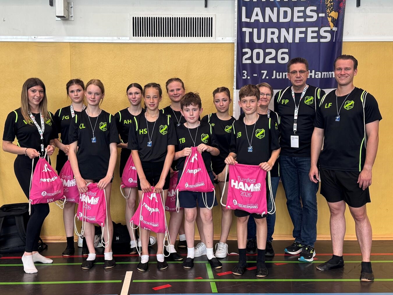 Die Sevelener Trampoliner mit den neuen gesponserten T-Shirts und Turnbeuteln sowie errungenen Medaillen nach dem Turnwettkampf beim 5. NRW-Turnfest in Hamm. Foto: privat