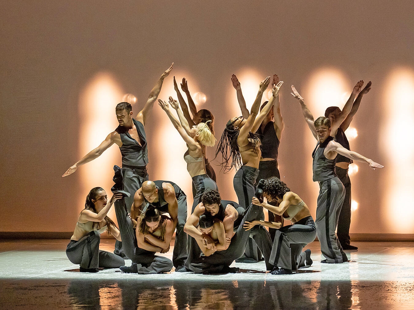 Die Show „Dance Me“ kombiniert Tanz, Musik, Videosequenzen und Licht-Design und wird vom 4. bis 9. August auf den „Kölner Sommerfestival“ zu erleben sein. Foto: Rolando Paolo Guerzoni