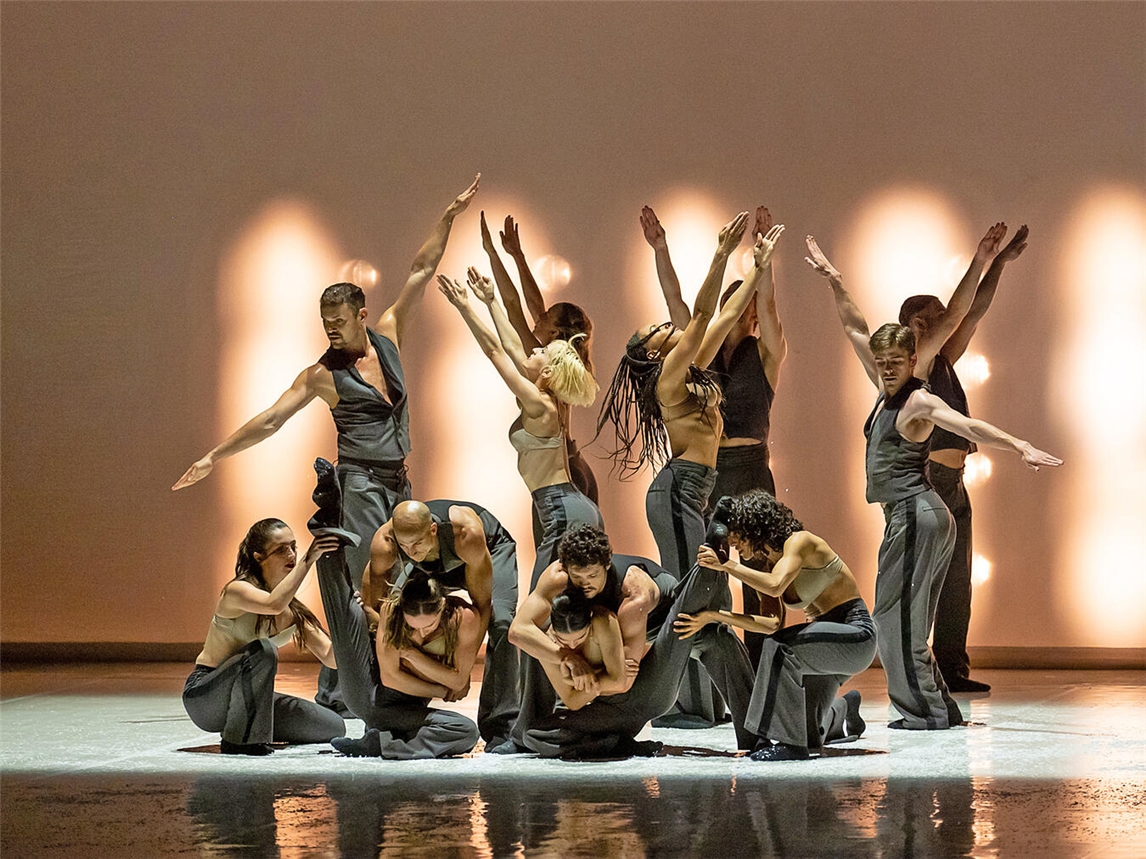 Die Show „Dance Me“ kombiniert Tanz, Musik, Videosequenzen und Licht-Design und wird vom 4. bis 9. August auf den „Kölner Sommerfestival“ zu erleben sein. Foto: Rolando Paolo Guerzoni