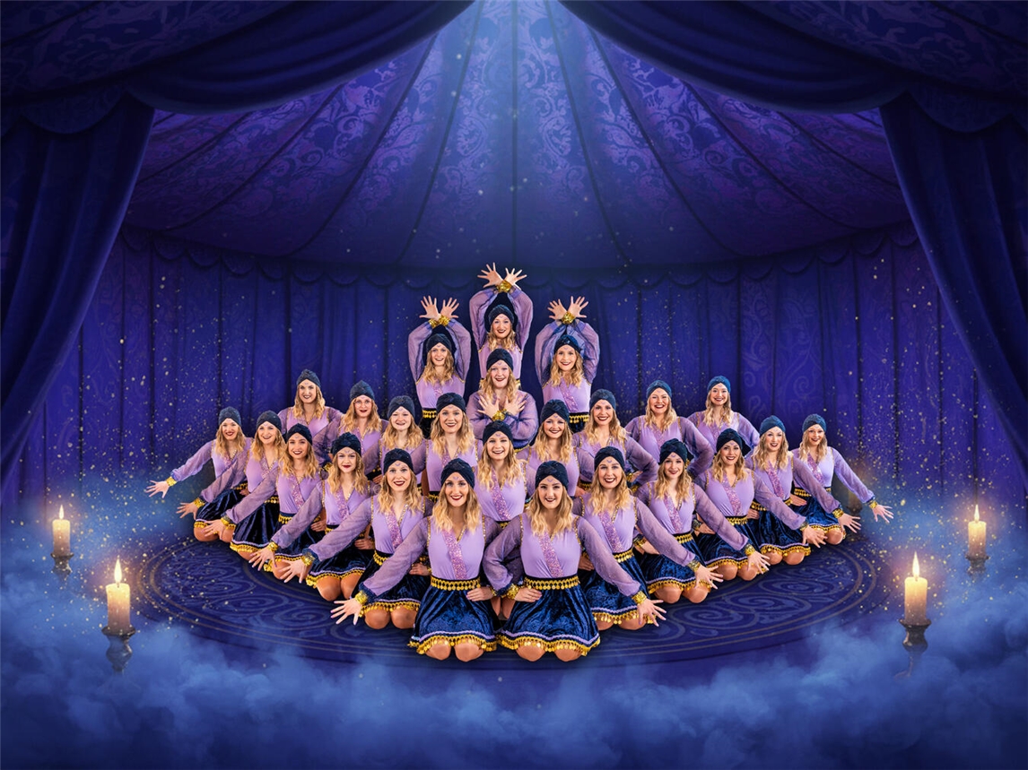 Die Showgirls des VFR Blau-Gold treten 2026 als Wahrsagerinnen in Aktion. Foto: Malte Fiedler