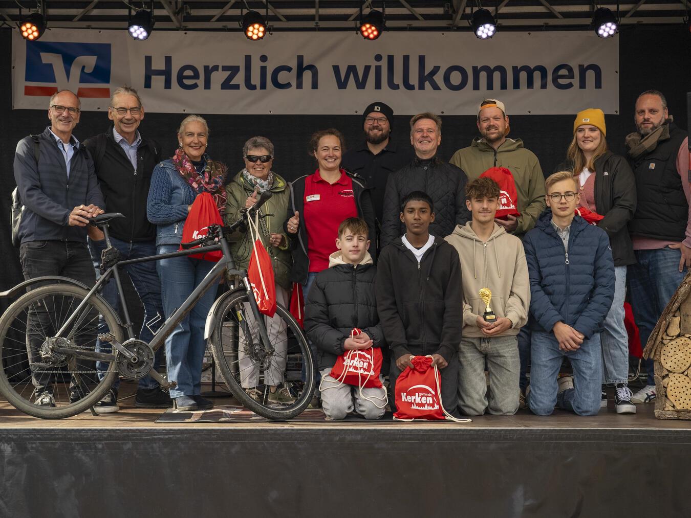 Die Sieger des diesjährigen Stadtradelns mit Bürgermeister Dirk Möcking und Tourismusförderin Melanie Dornis.Foto: Tim Glunz 