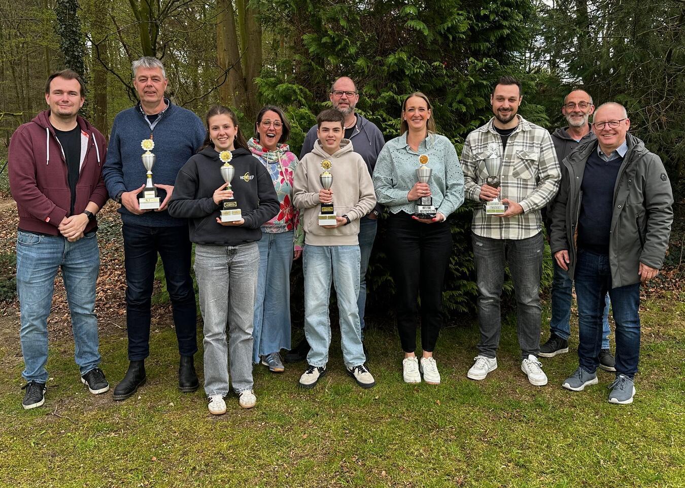 Die Sieger des Vereinspokalschießens mit Vorstandsmitgliedern der Johannesschützen Weeze (v.l.n.r.): Adrian Hoppe, Arnd Hurkens, Paula, Tanja, Leo, Thomas Hagt, Kristina Hermens, Andreas Halmanns, Gerd Dicks, Wilfried Engbroks. Foto: privat