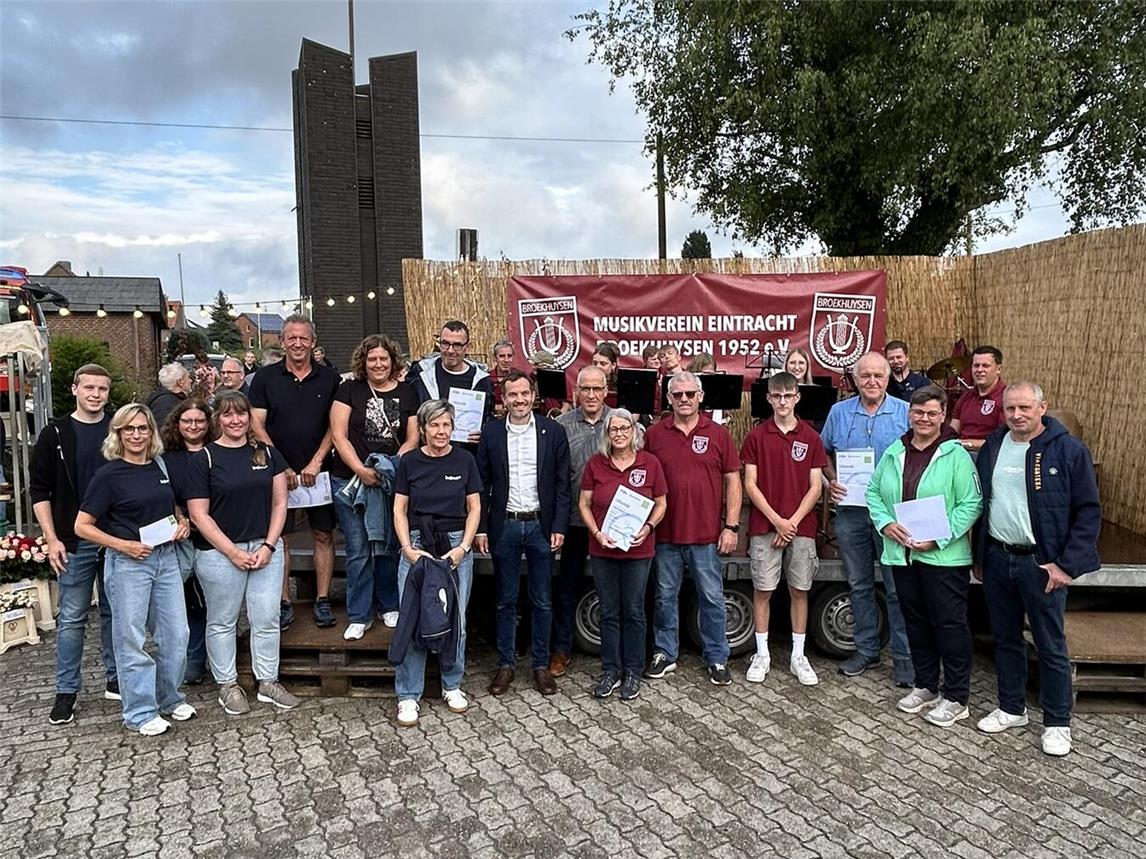 Die Sieger erhielten ihre Urkunden und Preise im Rahmen der Siegerehrung beim Feierabendmarkt in Broekhuysen.Foto: Stadt Straelen
