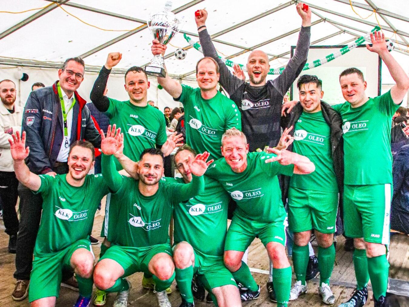 Die Sieger-Mannschaft der KLKE Fatty Acids mit dem Pokal. Foto: privat