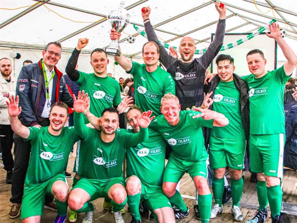 Die Sieger-Mannschaft der KLKE Fatty Acids mit dem Pokal. Foto: privat