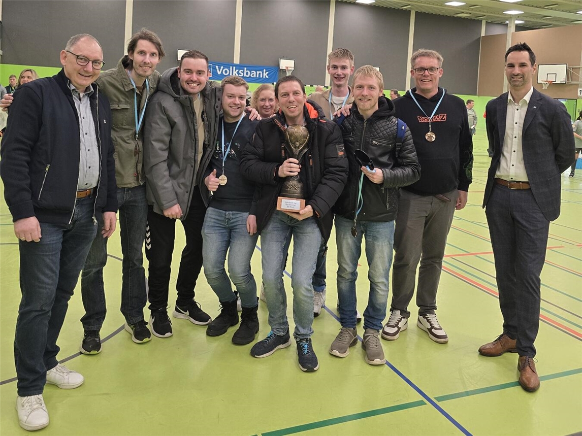 Die Sieger-Mannschaft des SAS Kampen aus den Niederlanden bei der Siegerehrung mit Bürgermeister Sebastian Hense (l.) und Vorstand Peter Schau (r.) von der Volksbank Emmerich-Rees. Foto: privat
