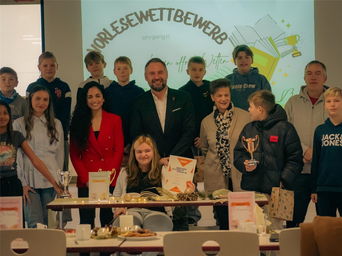 Die Sieger, Teilnehmer und die Jury des Vorlesewettbewerbs an der Willi-Fährmann-Gesamtschule Xanten. Foto: Willi-Fährmann-Gesamtschule