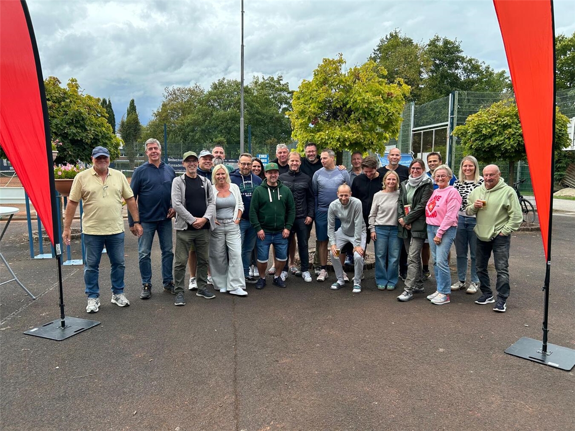 Die Sieger und Zweitplatzierten mit einigen Gästen beim Finale des Sparkassen-Cups. Foto: privat