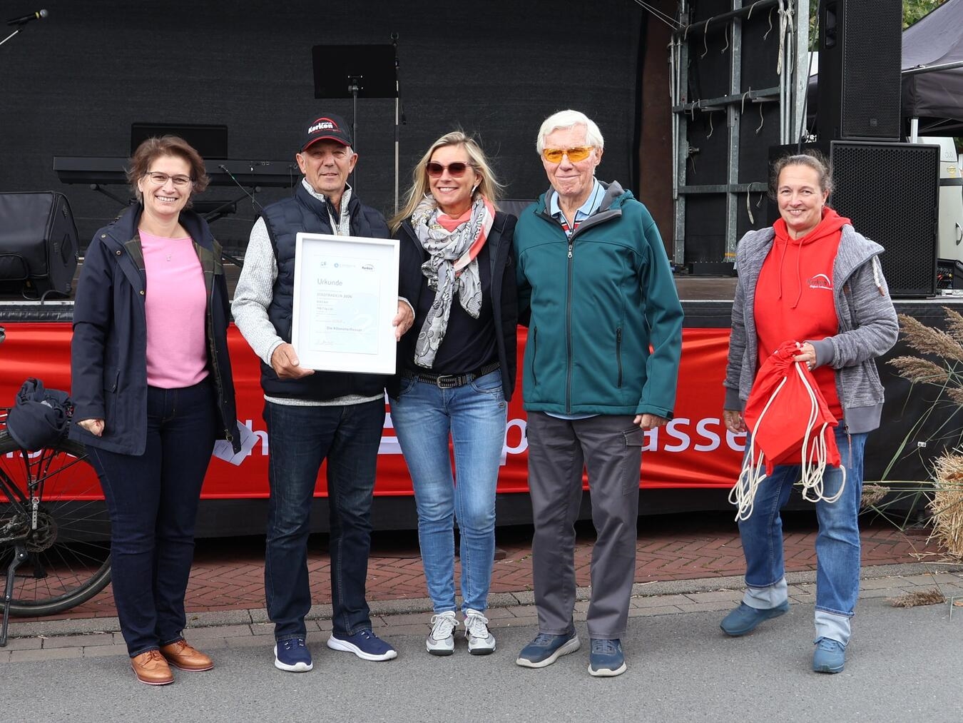 "Siegerehrung Stadtradeln 2023 durch Bürgermeisterin auf Kerkener Herbstfest, Foto: Gemeinde Kerken"